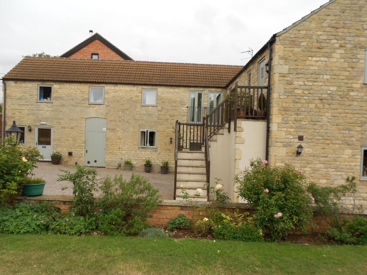 Willoughby Arms Hotel Little Bytham Exterior photo